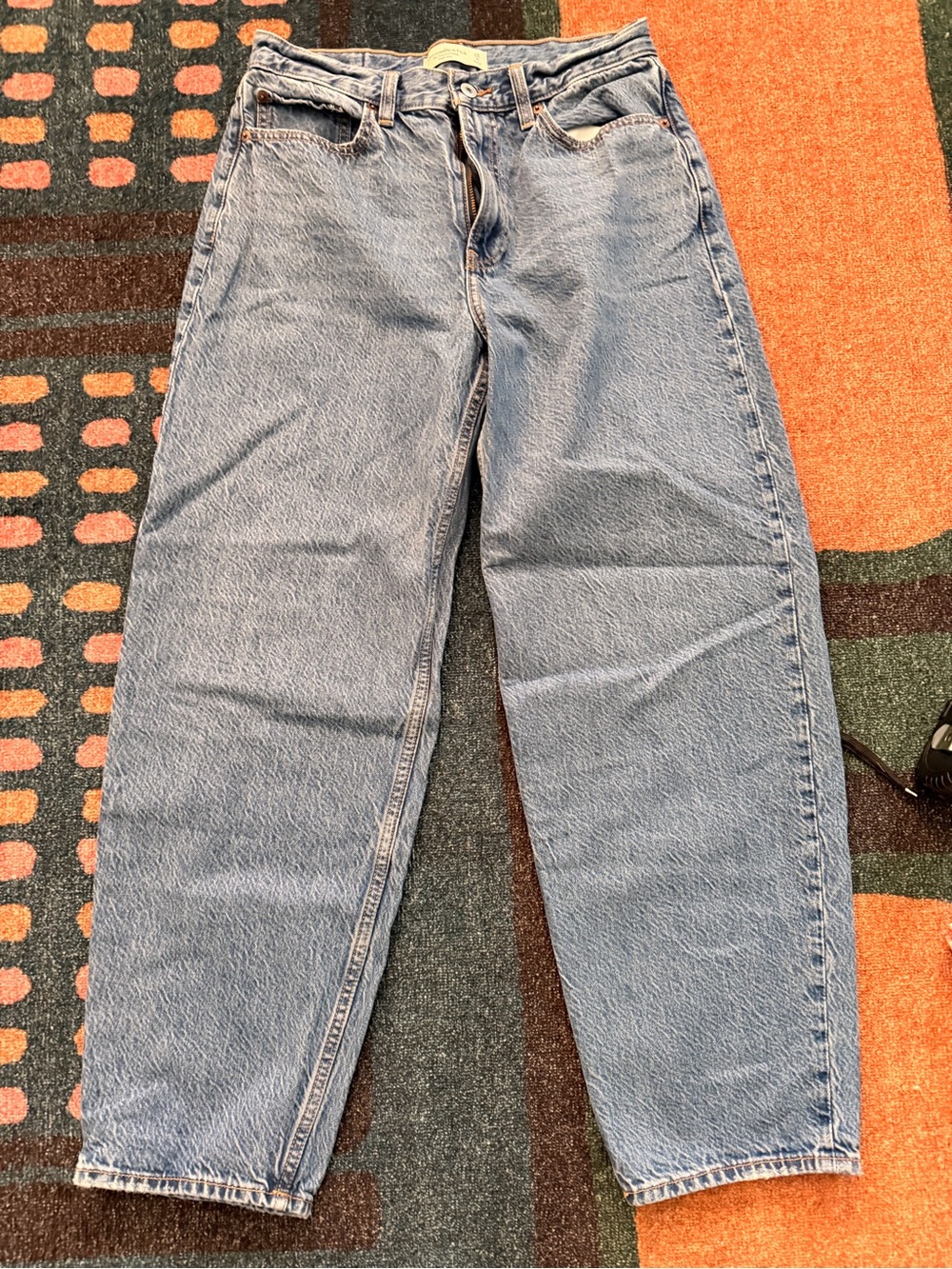 Womens Abercrombie & Fitch Tapered Loose Jeans - 28 or 6